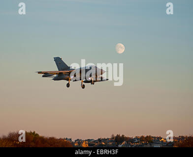 Un RAF Tornado Gr4 fait un début de soirée à retrurn RAF Lossiemouth, Morayshire. 9281 SCO. Banque D'Images