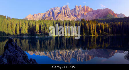 Karersee, Lago di Carezza et Latemar dans lumière du soir, l'Italie, le Tyrol du Sud Banque D'Images