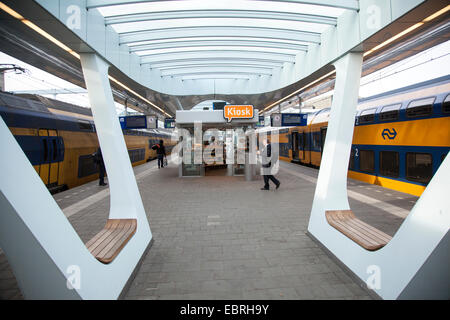 Kiosque sur le plate-forme de nouvelle gare ferroviaire à Arnhem avec des trains en attente Banque D'Images