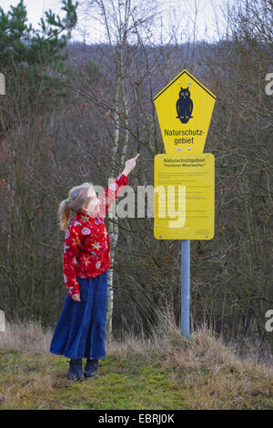 Girl pointing at une Pantener Moorweiher conservation area, Allemagne Banque D'Images