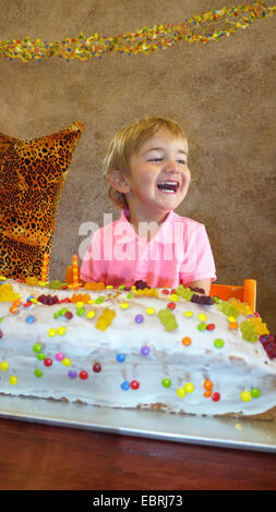 Petit garçon avec gâteau d'anniversaire géant Banque D'Images