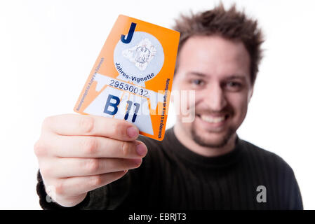 Jeune homme présentant une vignette annuelle 2011, Autriche Banque D'Images