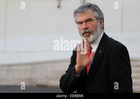 Ramallah, Cisjordanie, territoire palestinien. 9Th Jul 2014. Leader du Sinn Fein Gerry Adams arrive la ville de Ramallah, en Cisjordanie, le 4 décembre 2014 Crédit : Shadi Hatem/APA/Images/fil ZUMA Alamy Live News Banque D'Images