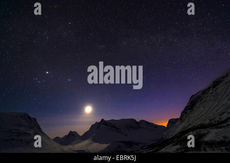 Nuit avec pleine lune dans Vistasdalen, Suède, Laponie, Kebnekaisefjaell Vistasdalen, Banque D'Images