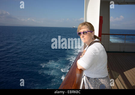 Les passagers des navires de croisière donne sur la mer Banque D'Images