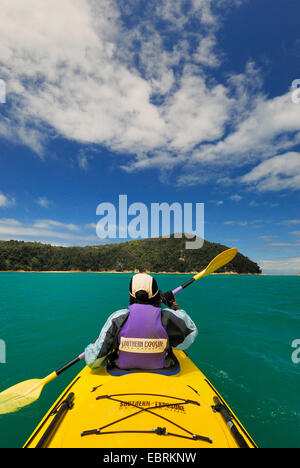 Kayak sur la mer de Tasman, la Nouvelle-Zélande, le sud de l'Île, parc national Abel Tasman Banque D'Images