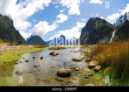 Vue panoramique à travers le Milford Sound (Piopiotahi) avec le Bowen Falls à la droite, la Nouvelle-Zélande, le sud de l'île, le Parc National de Fjordland Banque D'Images