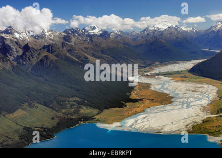 Vue aérienne de la vallée de la rivière Dart Dart River entrant avec le lac Wakatipu et les montagnes de Humboldt, Nouvelle-Zélande, Sud de l'Île, Mount Aspiring National Park Banque D'Images