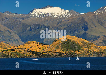 Vue panoramique sur le lac Wanaka avec des montagnes des Alpes du Sud se dessinent dans l'arrière-plan, la Nouvelle-Zélande, le sud de l'Île, Otago Banque D'Images