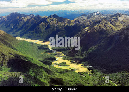 Vue aérienne d'une vallée dans le Parc National de Fjordland, Nouvelle-Zélande, Sud de l'île, le Parc National de Fjordland Banque D'Images