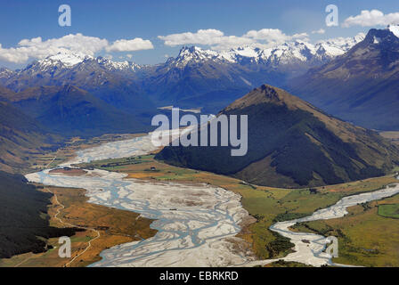 Vue aérienne de la vallée de la rivière Dart Dart avec le fleuve et les montagnes de Forbes en arrière-plan, la Nouvelle-Zélande, le sud de l'Île, Mount Aspiring National Park Banque D'Images