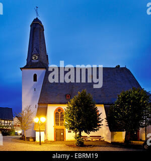 Eglise Evangélique réformée dans Bad Laasphe, au crépuscule, en Allemagne, en Rhénanie du Nord-Westphalie, Wittgenstein, Bad Laasphe Banque D'Images