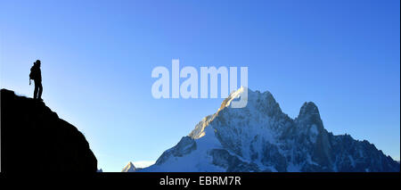 Silhouette d'alpiniste en face de Aiguille Verte, France, Haute-Savoie, Chamonix Banque D'Images