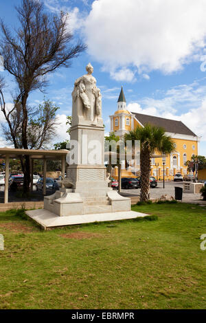 Monument de la reine Wilhelmina, Willemstad, Curaçao Wilhelminapark. Édifice de la justice en arrière-plan. Banque D'Images