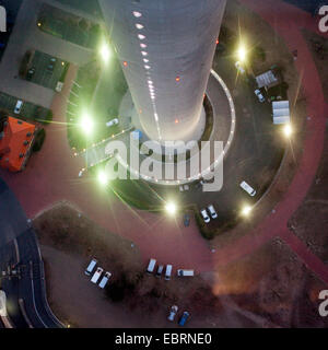 Vue vers le bas de la tour du Rhin, illuminé de l'Allemagne, en Rhénanie du Nord-Westphalie, Duesseldorf Banque D'Images