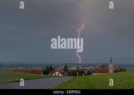 La foudre dans un bois à la lumière du jour , Allemagne, Bavière, Alpenvorland Banque D'Images