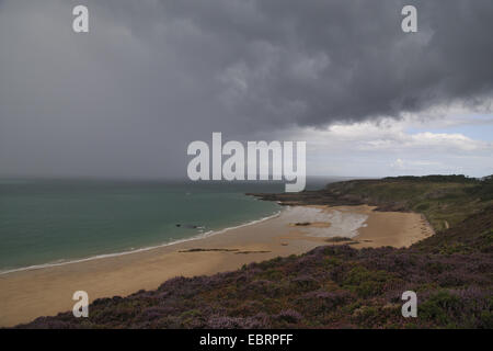 Douche de pluie sur la côte, France, Bretagne, Erquy Banque D'Images