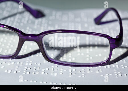 Verres couché sur un livre en braille Banque D'Images