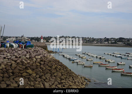 Les disjoncteurs protégeant le port de l'onde d'Erquy, France, Bretagne, Erquy Banque D'Images