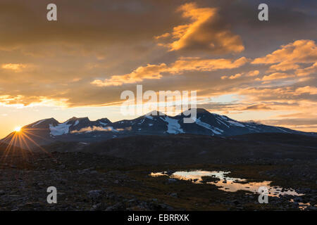 Akka massif de montagne au coucher du soleil, la Suède, la Laponie, le Parc National de Stora Sjoefallet Banque D'Images