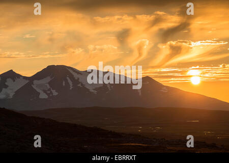 Akka massif de montagne au coucher du soleil, la Suède, la Laponie, le Parc National de Stora Sjoefallet Banque D'Images