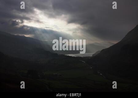 Nant Gwynant, Gwynedd, Pays de Galles. Une vue pittoresque de Nant Gwynant valley à la fin de l'automne. Banque D'Images