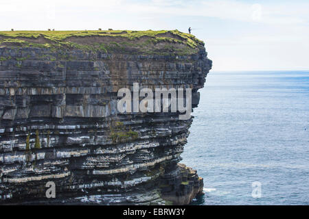 Pêcheur pour une côte escarpée sur une colonie de guillemots, de l'Irlande, dans le comté de Mayo, chef Downpatrik Banque D'Images