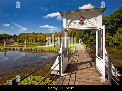 Jardin à la française du château d'Anholt avec gate, l'Allemagne, en Rhénanie du Nord-Westphalie, région de Münster, Isselburg-Anholt Banque D'Images