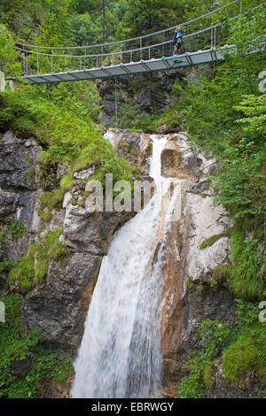 Pont suspendu au-dessus de la cascade du ruisseau dans Loiblbach Tscheppaschlucht gorge, Autriche, Karawanken, Roma Banque D'Images