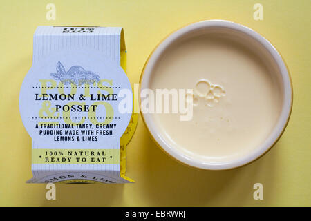 Pot de Pots & Co puddings exceptionnelles - Lemon & Lime pouding Posset situé sur fond jaune Banque D'Images