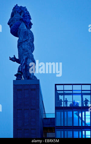 Sculpture statue sur la tour illuminée de l'ancienne mine de charbon Nordstern Nordstern, Allemagne, Rhénanie du Nord-Westphalie, région de la Ruhr, Bochum Banque D'Images
