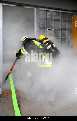 Exercice incendie avec un équipement respiratoire de protection, Allemagne Banque D'Images