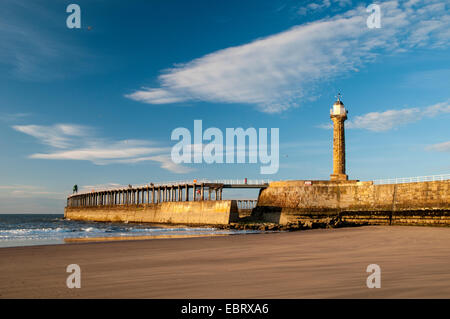 La Jetée ouest baignée de soleil en début de soirée, vu de la plage à Whitby, North Yorkshire. Mai. Banque D'Images