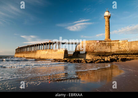 La Jetée ouest baignée de soleil en début de soirée, vu de la plage à Whitby, North Yorkshire. Mai. Banque D'Images