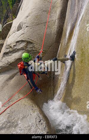 L'homme au canyoning dans le canyon de Purcaraccia, France, Corse, aiguilles Banque D'Images