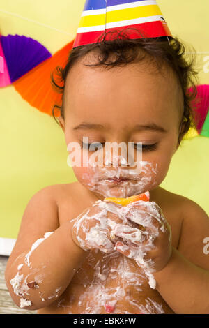 Adorable bébé africain lors d'un smash de gâteau sur son premier anniversaire Banque D'Images