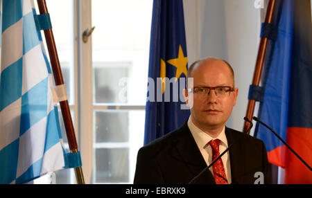 Le premier ministre bavarois Horst Seehofer rencontre le Premier Ministre tchèque Bohuslav Sobotka (photo) lors de l'ouverture du bureau de représentation à Chotkovsky Palace à Prague, République tchèque, le 4 décembre 2014. (Photo/CTK Michal Krumphanzl) Banque D'Images