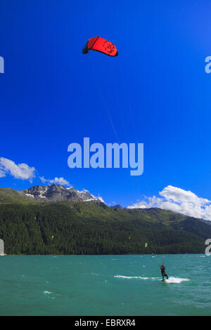 Kitesurf sur le lac de Silvaplana au Piz Corvatsch, Suisse, Grisons, Engadine Banque D'Images