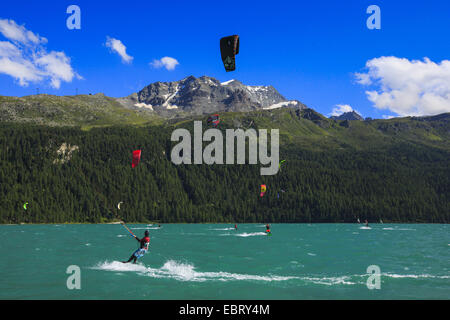 Kitesurf sur le lac de Silvaplana au Piz Corvatsch, Suisse, Grisons, Engadine Banque D'Images