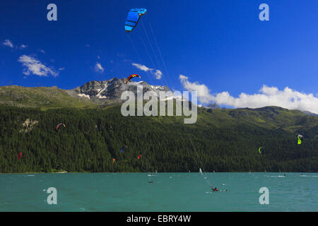 Kitesurf sur le lac de Silvaplana au Piz Corvatsch, Suisse, Grisons, Engadine Banque D'Images