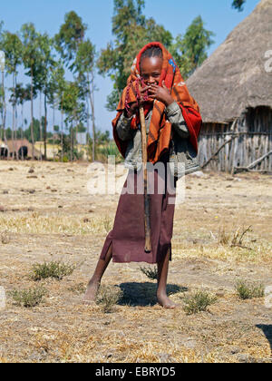 Fille avec couverture autour de la tête en Ouganda, Ouganda Banque D'Images