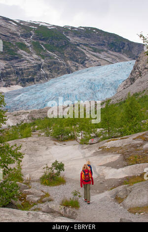 Deux enfants à l'errance glacier Nigardsbreen arm, la Norvège, le Parc National de Jostedalsbreen Banque D'Images