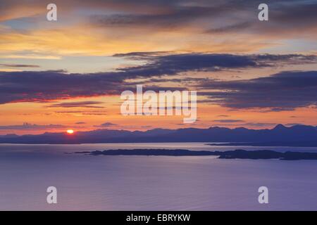 Vue depuis l'île de Skye à la terre ferme et les îles Raasay und Rona au lever du soleil, Royaume-Uni, Ecosse Banque D'Images