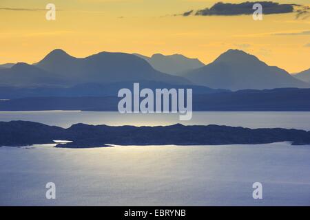 Vue depuis l'île de Skye à la terre ferme et les îles Raasay und Rona au lever du soleil, Royaume-Uni, Ecosse Banque D'Images