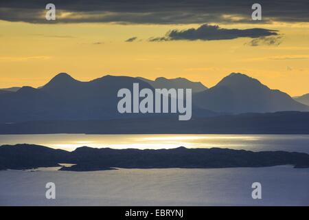 Vue depuis l'île de Skye à la terre ferme et les îles Raasay und Rona au lever du soleil, Royaume-Uni, Ecosse Banque D'Images