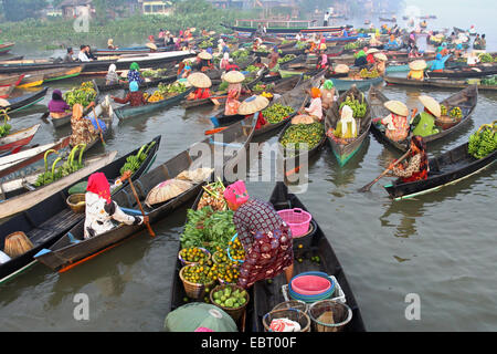 Marché Flottant de Bornéo Indonésie Banque D'Images