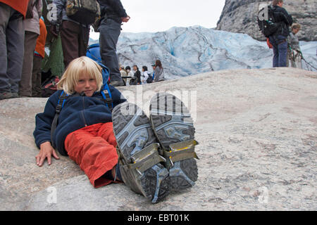 Crampons glace garçon applyed glacier pour voyager, la Norvège, le Parc National de Jostedalsbreen Banque D'Images