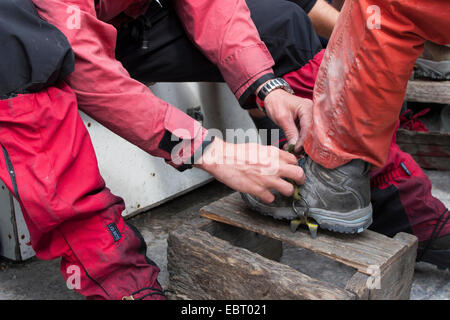 L'application de glace crampons glacier pour voyager, la Norvège, le Parc National de Jostedalsbreen Banque D'Images