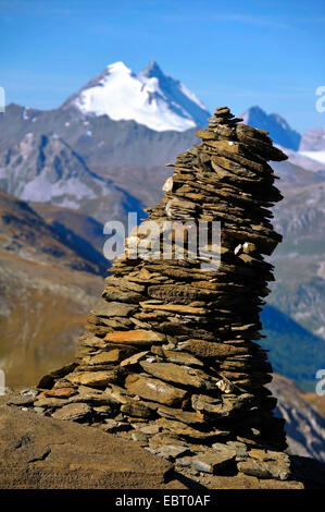 Tas de pierres dans le parc national de la Vanoise, à l'arrière-plan de la Grande Motte, France, Savoie, Parc National de la Vanoise, val d isere Banque D'Images