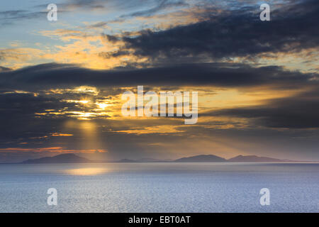 Vue de Neist point aux Hébrides extérieures au coucher du soleil, Royaume-Uni, Ecosse, île de Skye Banque D'Images